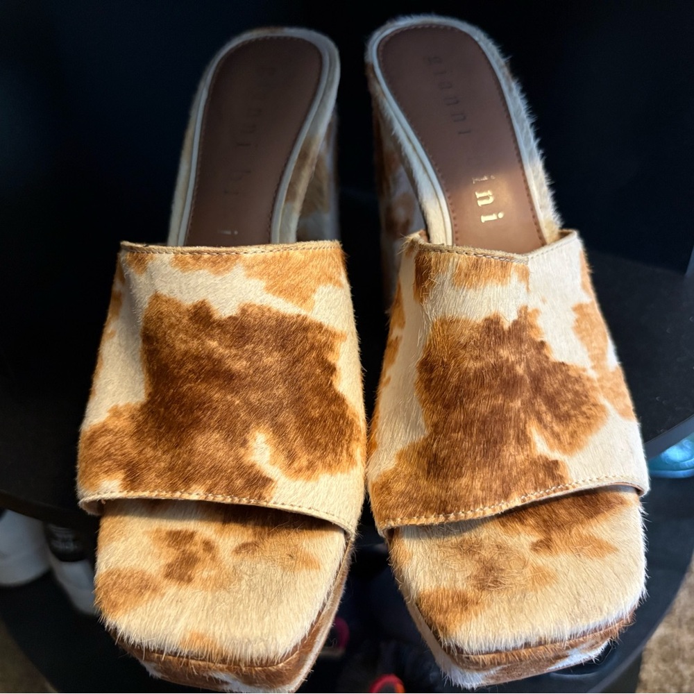 Gianni Bini Tan and Brown Mules with cowhide and cow print…